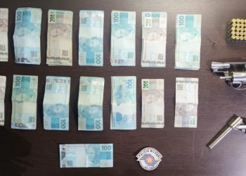 Homem é preso após agredir mulher e ameaçá-la de morte em Piracicaba; suspeito tinha armas e R$ 14 mil em espécie