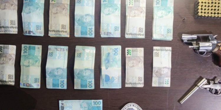Homem é preso após agredir mulher e ameaçá-la de morte em Piracicaba; suspeito tinha armas e R$ 14 mil em espécie