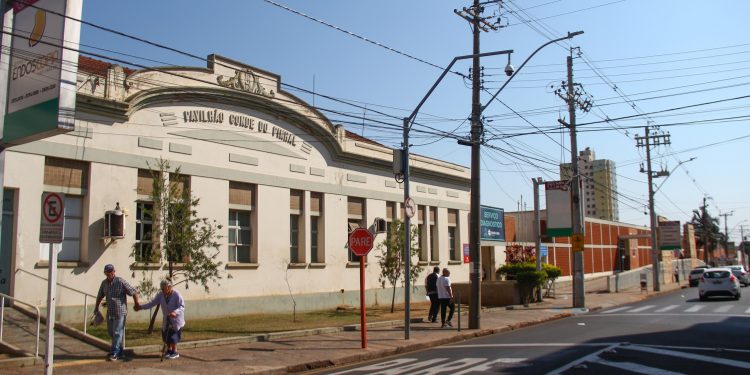 Homem morre após sofrer traumatismo craniano ao ser empurrado em saída de show